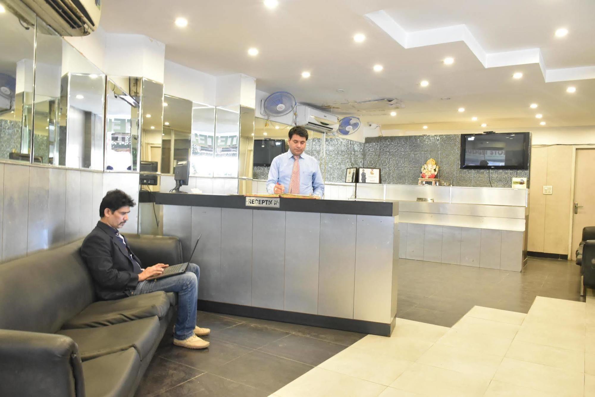 Airport Hotel Port View Új-Delhi Kültér fotó
